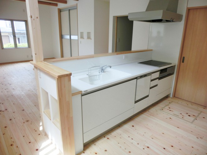 CIMG1394　真っ白いキッチン　IHクッキングヒーター・食器洗浄乾燥機付き